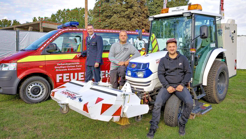 Feuerwehr-Einsatzleiter Felix Grajek (l.) ist froh: die Ölwehr Hamal mit Christopher (M.) und Alexander Hamal (r.) ist einsatzbereit, und das nicht nur im Droyßiger-Zeitzer Forst. Das junge Kretzschauer Unternehmen ist jetzt als Entsorgungsbetrieb zertifiziert worden.
