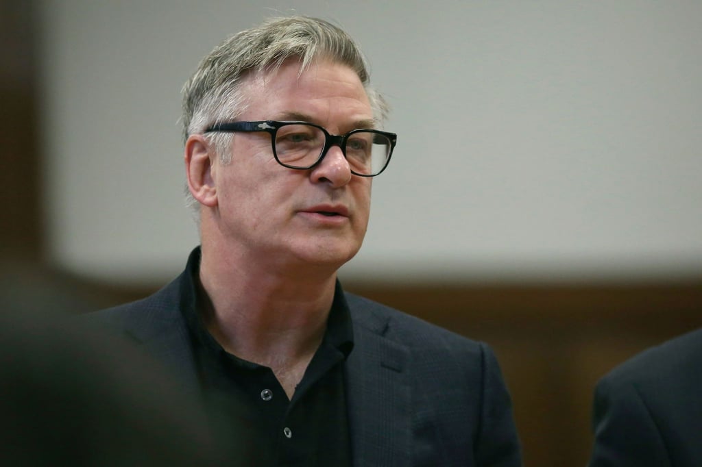 Alec Baldwin hat sich nach eigenen Angaben mit den Angehörigen der bei einem Filmdreh erschossenen Kamerafrau außergerichtlich geeinigt.