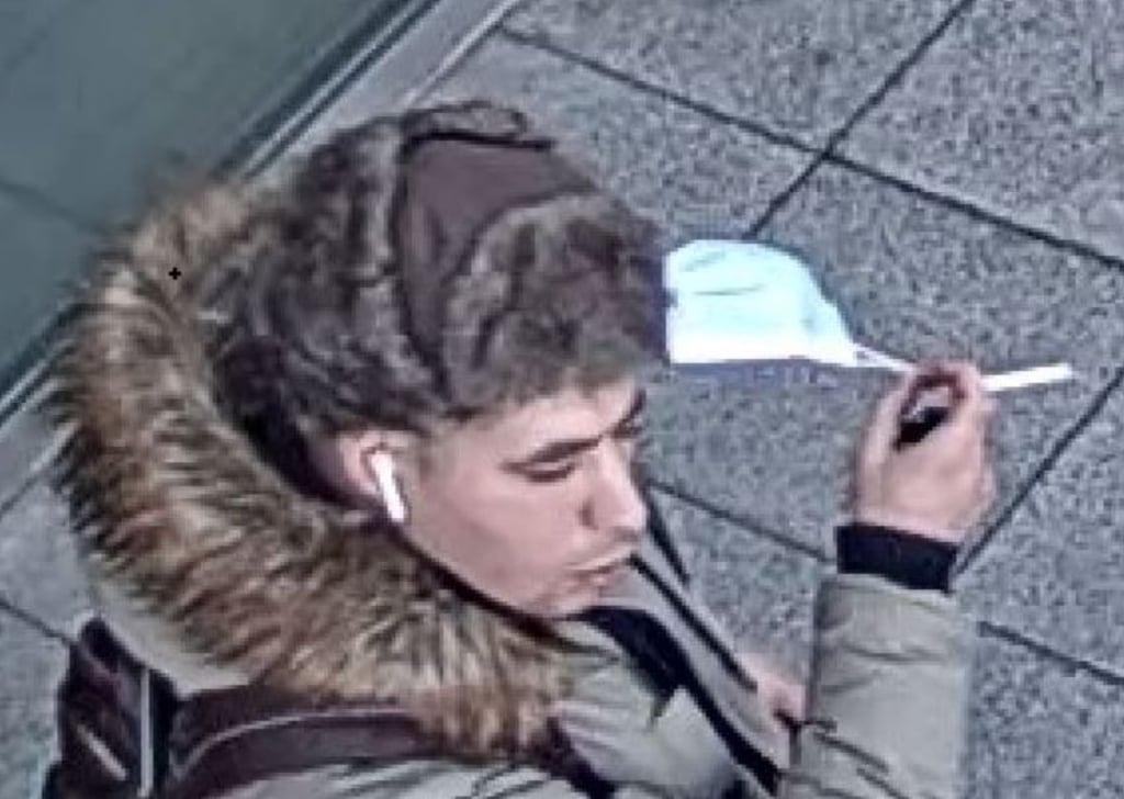Tatverdächtiger Nummer eins ohne Maske.
