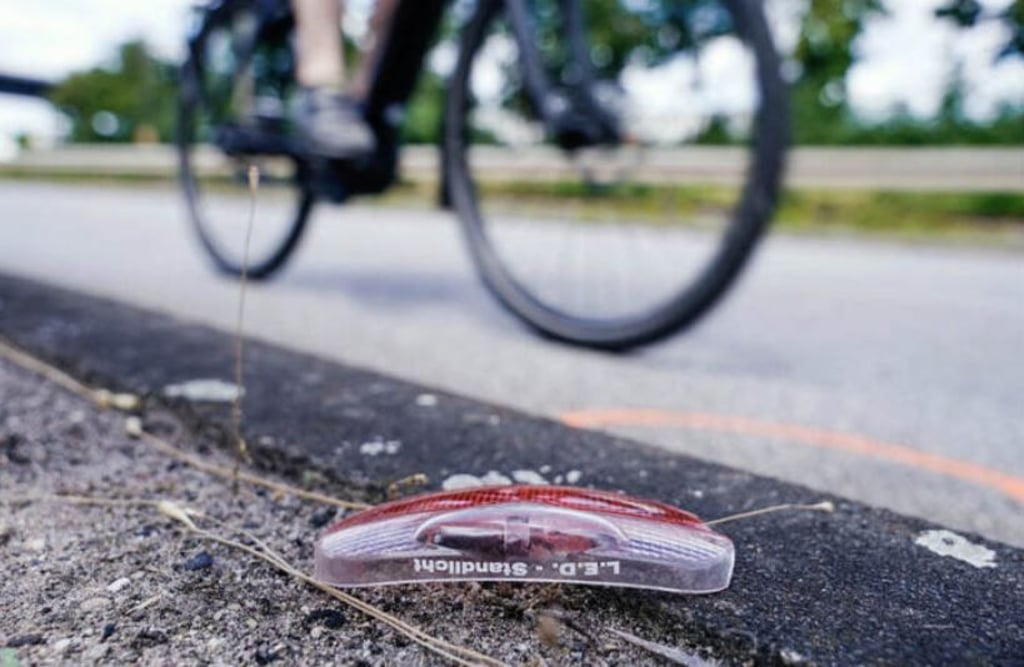 Bei einem schweren Unfall ist ein 77 Jahre alter Radfahrer in ein Auto gekracht und dabei schwer verletzt worden. Symbolbild: