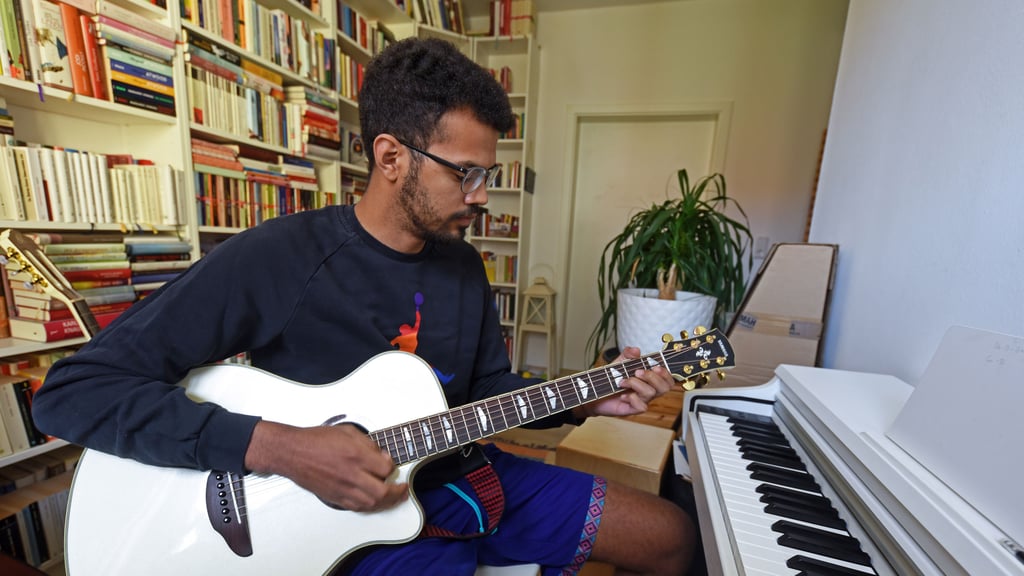 Adrian Traore probiert sich musikalisch gern aus. Neben Gitarre spielt er Klavier, Schlagzeug und singt.