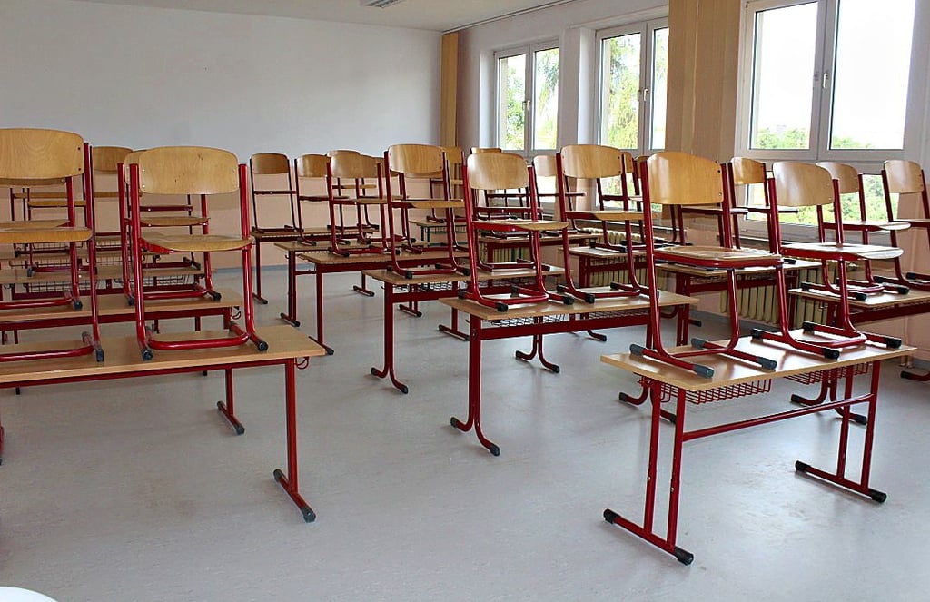 Stühle und Tische in den Räumen der alten Grundschule Rottmersleben warten nur darauf, wieder genutzt zu werden.