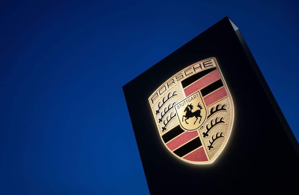 Das Logo des Autobauers Porsche ist an einem Display des Porsche-Zentrums Stuttgart zu sehen.
