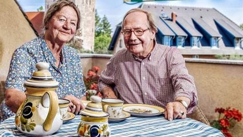 Lieblingsplatz: Annalene und Ernst von Schönfeldt auf dem Balkon ihrer Wohnung im Gutshaus Ermsleben. Der Blick auf die restaurierte St.-Andreas-Kirche begeistert das Paar immer wieder.