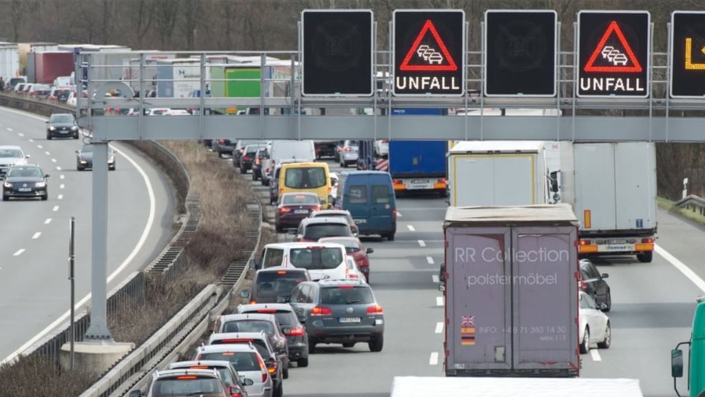 Auf der A2 in Richtung Hannover ist es bei Burg zu einer Karambolage mit mehreren Beteiligten und umherfliegenden Trümmerteilen gekommen. Die Strecke war eine Stunde komplett gesperrt. Symbolbild: