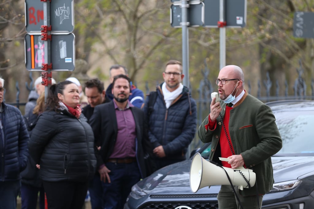 Der AfD-Politiker Hans-Thomas Tillschneider (rechts).