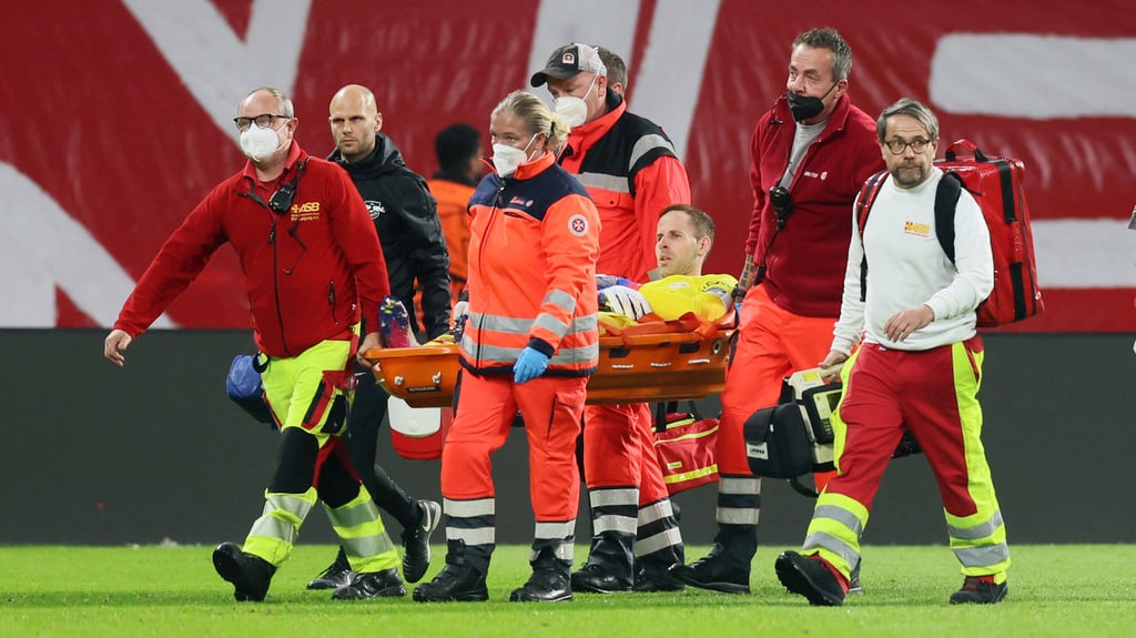 Peter Gulacsi wird nach seinem Kreuzbandriss vom Feld transportiert.