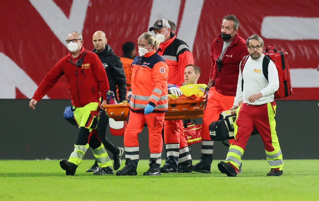 Peter Gulacsi wird nach seinem Kreuzbandriss vom Feld transportiert.