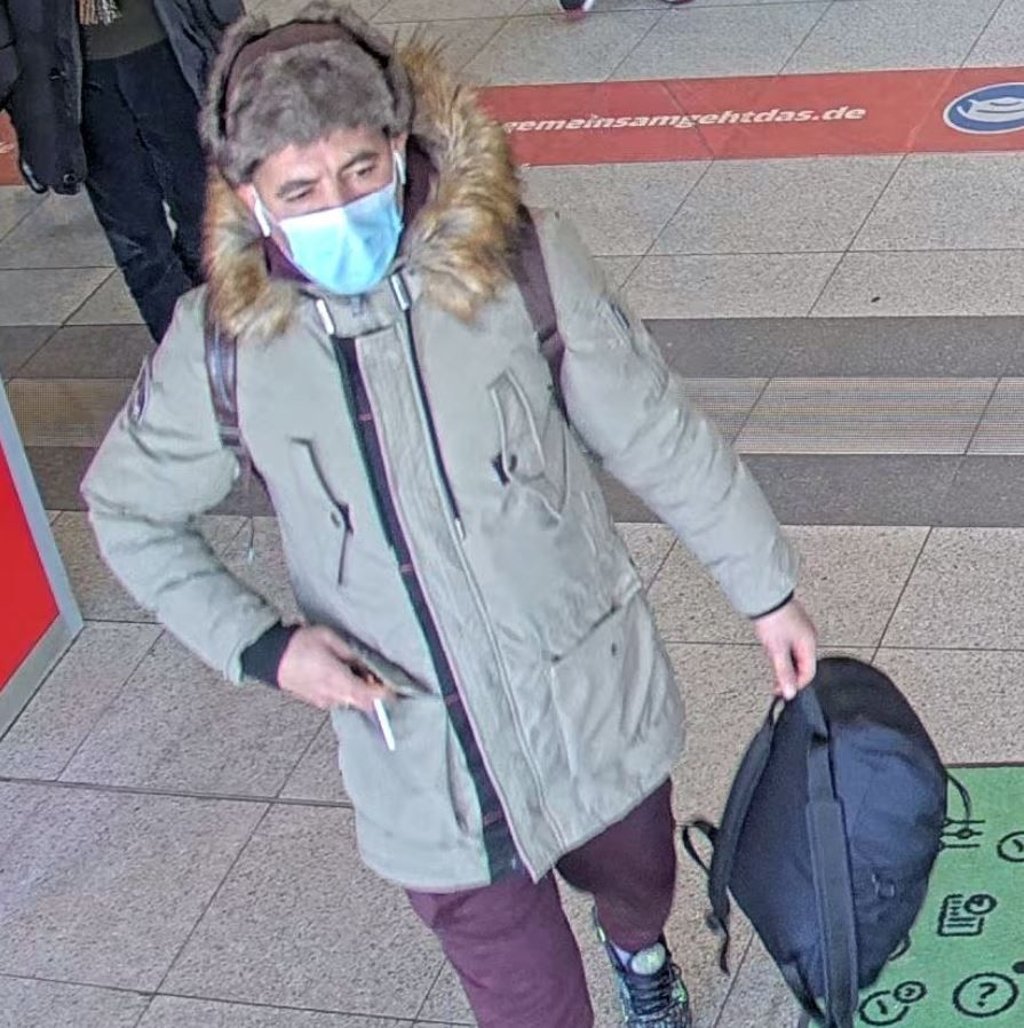 Tatverdächtiger, der den Rucksack im Zug gestohlen haben soll, mit Maske.