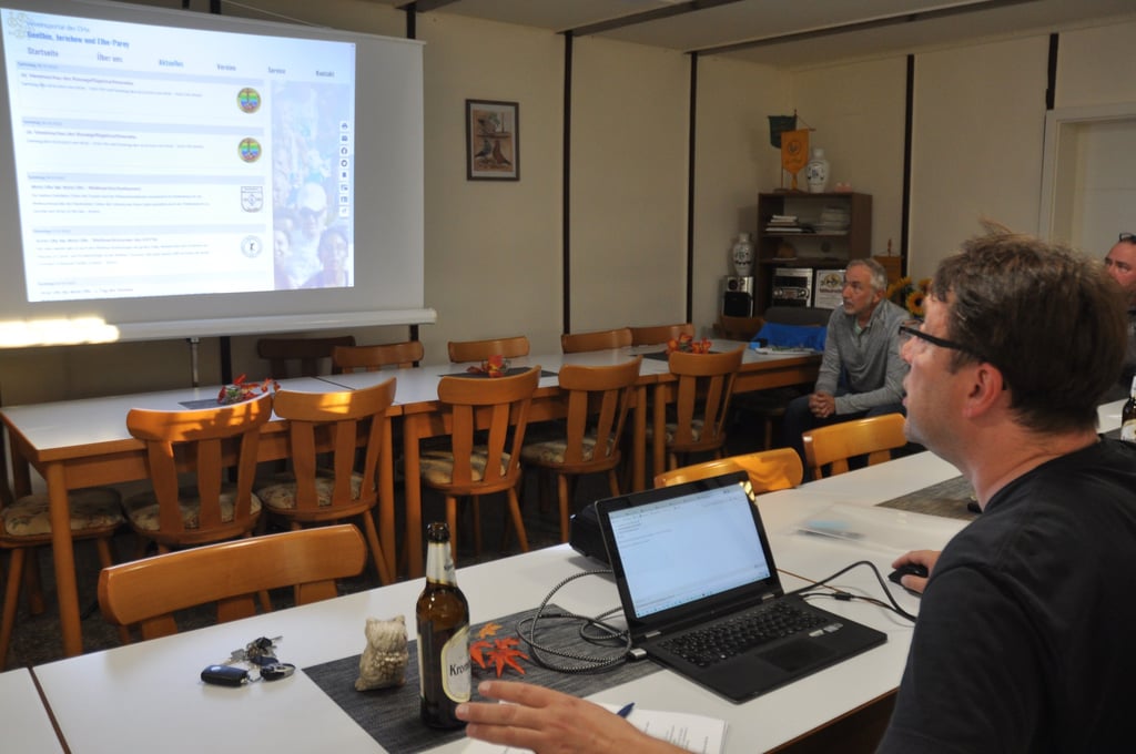 Thilo Voigt bei der Präsentation des Portals beim Vereinsstammtisch an der Feldstraße.