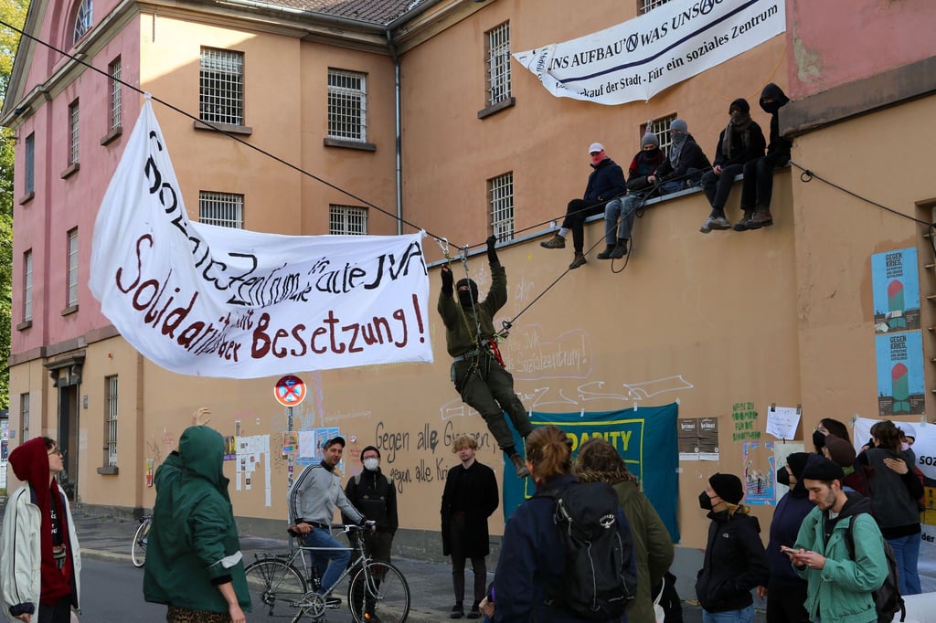 Aktivisten besetzen ein ehemaliges Gefängnis in Göttingen.