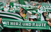 Werder Fans singen vor Spielbeginn die Vereinshymne.