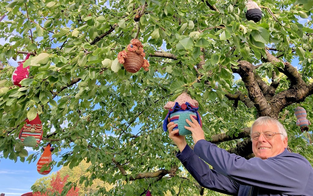 Wolfgang Meyer am Kirschbaum im Kräutergarten in Burg bei Magdeburg, der auch Kunst als Früchte trägt.