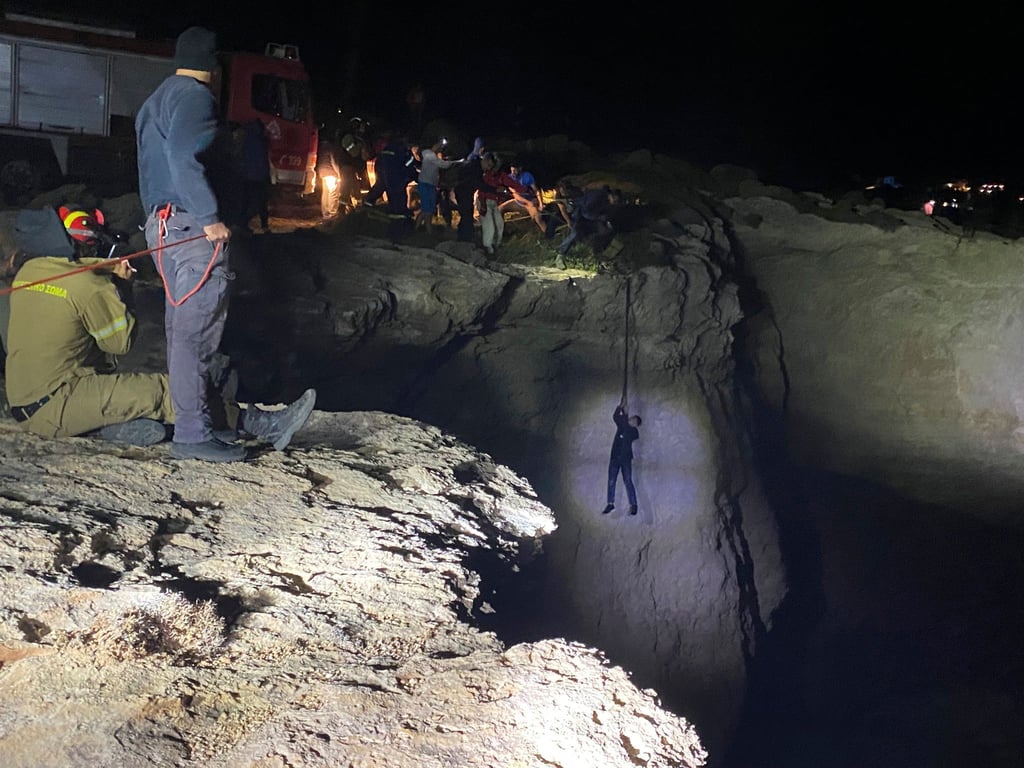 Ein Mann wird von Rettern auf Kythira über eine Klippe an Land gezogen.