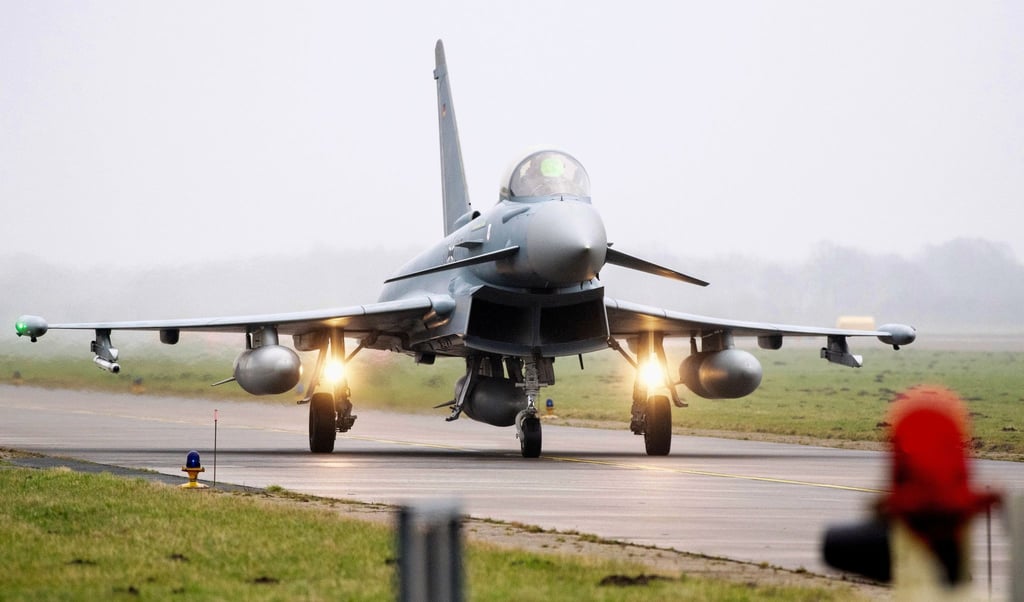 Ein Kampfflugzeug vom Typ Eurofighter Typhoon fährt am Fliegerhorst Wittmundhafen über das Rollfeld.