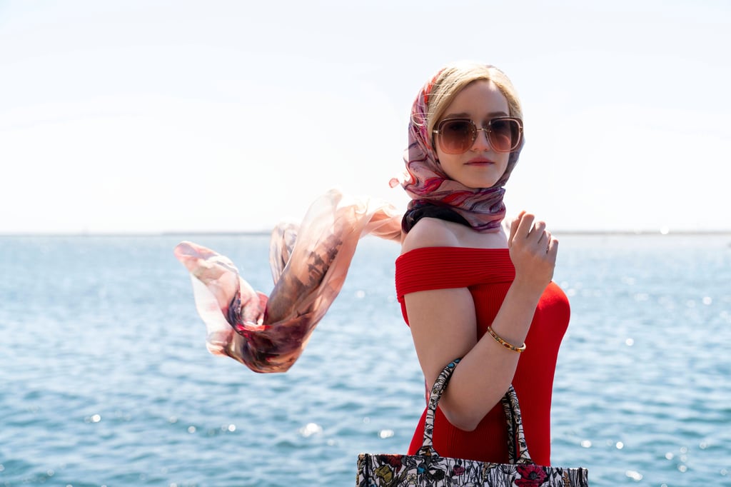 Schauspielerin Julia Garner verkörpert die Rolle der Anna Delvey in der Netflix-Serie "Inventing Anna".