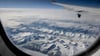 Blick auf eisbedeckte Fjorde und Berglandschaften auf Grönland.
