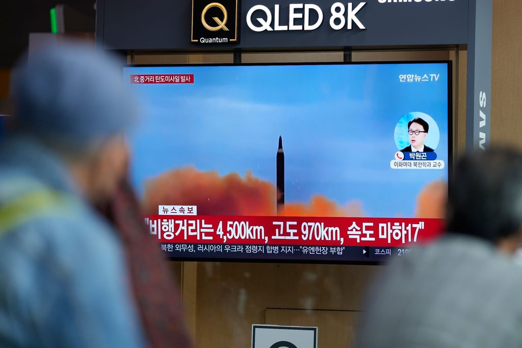 Ein Fernsehbildschirm im südkoreanischen Seoul zeigt eine Nachrichtensendung über den nordkoreanischen Raketenstart.