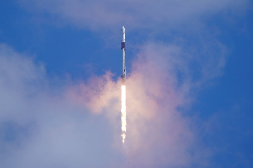 Eine „Falcon 9-Rakete“ der Firma SpaceX und die „Dragon-Kapsel“ heben mit einer multinationalen Besatzung von vier Astronauten vom Launch Complex „39-A“ in Cape Canaveral ab.