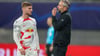 Leipzigs Timo Werner und Trainer Marco Rose unterhalten sich während einer Spielunterbrechung.