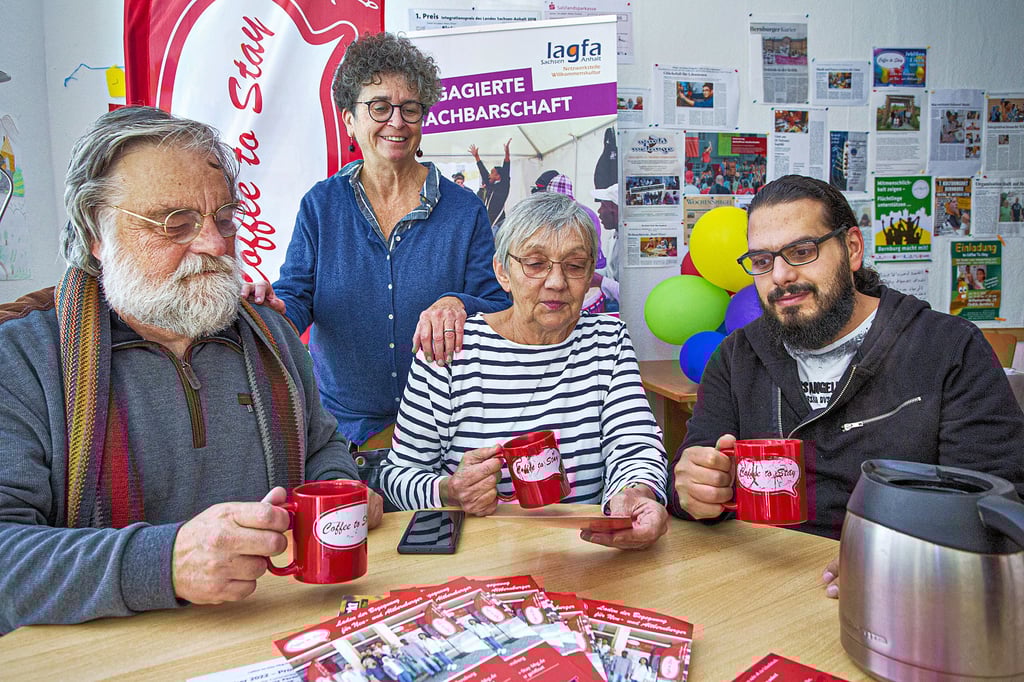 Erich Buhmann (von links), Jeanne Colgan, Doris Maedge und Housam Alden Altabbaa engagieren sich seit Jahren im „Coffee to stay“ in der Bernburger Wilhelmstraße 15. Seit fünf Jahren gibt es den offenen Begenungsladen, in dem Neu- und Altbernburger stets mit offenen Armen empfangen werden.