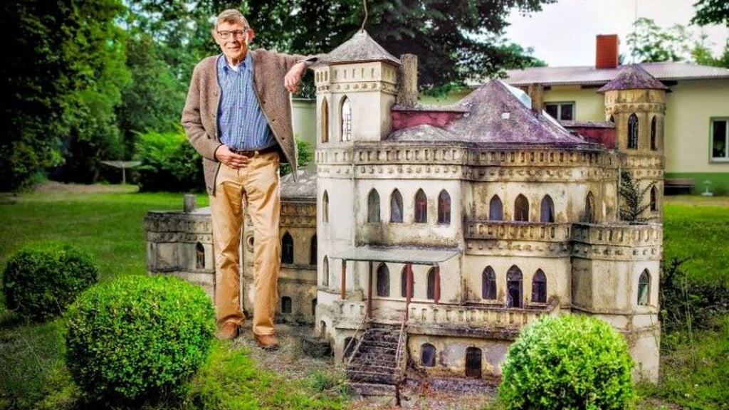 Edgard Baron von Stromberg auf seinem Grundstück in Welfesholz: Er lehnt an einer Miniatur des früheren Schlosses, das 1948 fast vollständig zerstört wurde