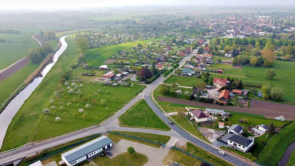 Um den Verkehr flüssiger zu gestalten, wird aus der dreieckigen Einmündung von Landes- und Kreisstraße an der Seehäuser Zollbrücke ein Kreisverkehr.