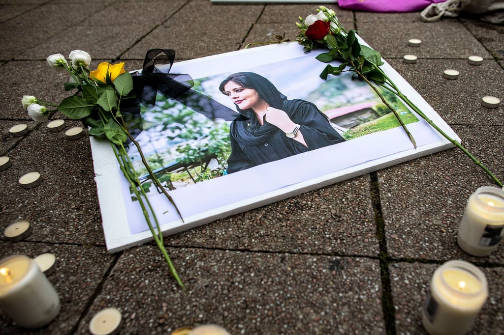 Ein Bild der verstorbenen Iranerin Mahsa Amini, die in der vergangenen Woche im Iran nach ihrer Verhaftung durch die Sittenpolizei gestorben war, ist während einer Solidaritätskundgebung zu sehen.