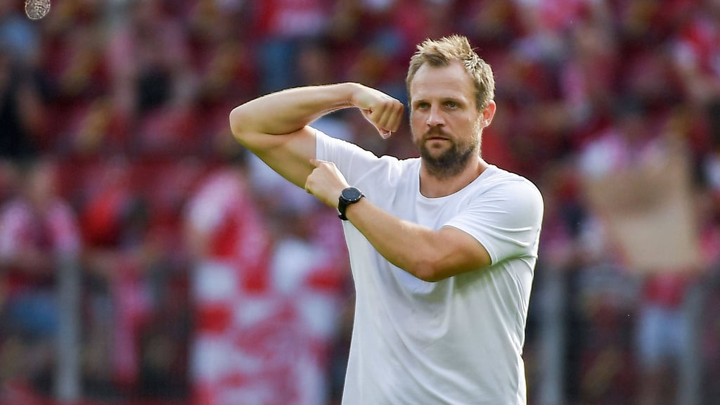 Mainz-Trainer Bo Svensson ließ nach dem letzten Heimsieg gegen RB Leipzig im August 2021 die Muskeln spielen.