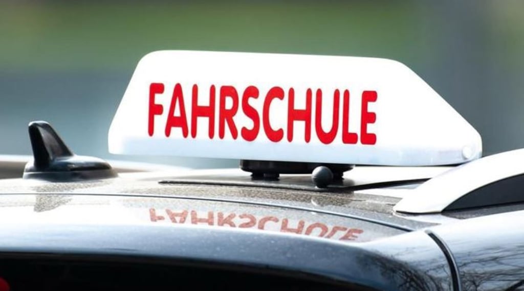 Ein Frontalzusammenstoß mit einem Fahrschulauto auf der Landstraße L71 hat mehrere zum Teil schwer Verletzte nach sich gezogen. Die Straße ist noch bis 18 Uhr gesperrt.