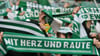 Werder Fans singen vor Spielbeginn die Vereinshymne.
