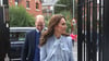 Zu Gast in Belfast: Prinzessin Kate schreitet vorweg, Prinz William folgt ihr.