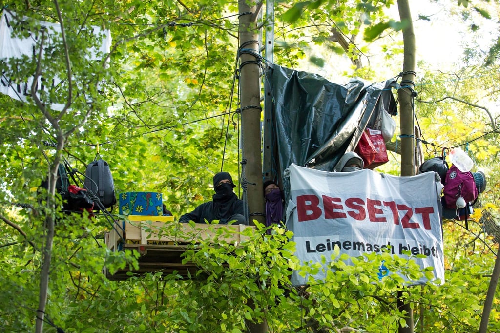 Aktivistinnen und Aktivisten besetzen ein Waldstück im Landschaftsschutzgebiet „Obere Leine“ in Hannover.