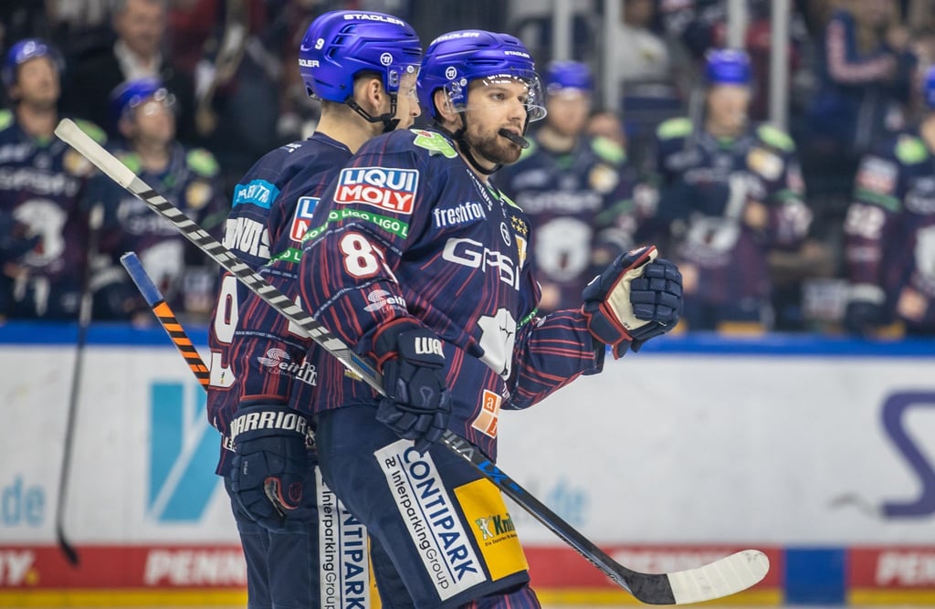 Berlins Zach Boychuk (r) nach seinem Treffer mit Jan Nijenhuis.