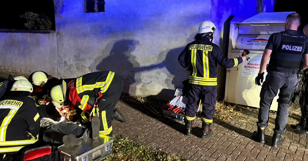 An diesen Kleidercontainer haben die unbekannten Täter ihr Opfer nach dem Raubüberfall in Nedlitz gekettet.