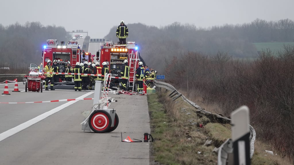 Ein Unfall auf der A14 bei Schönebeck: Die Feuerwehr in Stendal muss künftig für solche Einsätze gewappnet sein.