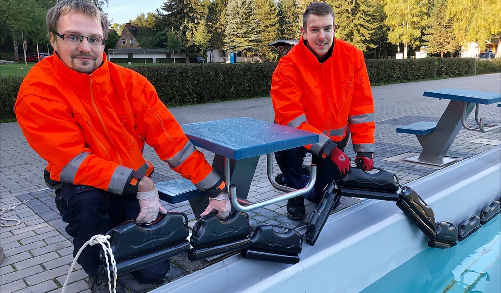 Bereiten das Schwimmbecken im Weißenfelser Freibad für den Winter vor: Christian Finsel (li.) und Marc Jähnert.