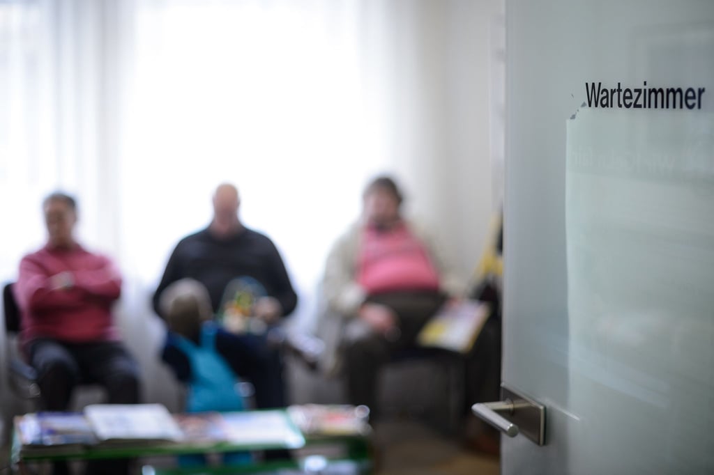 Kassenärzte protestierten gegen die Streichung der Neupatienten-Regel. Sie fürchten, dass Patienten so zukünftig länger auf Termine warten müssen.