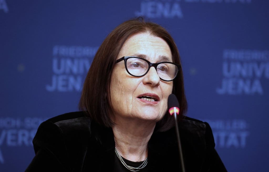 Irina Scherbakowa sitzt bei einer Pressekonferenz in der Friedrich Schiller Universität.