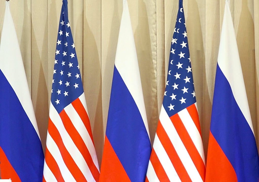 Die Flaggen von Russland und den USA.