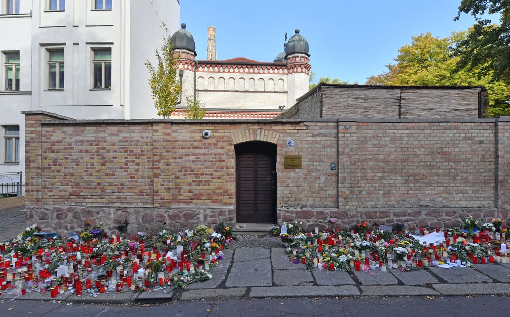 Am 9. Oktober 2019 erschoss der Attentäter von Halle vor der Synagoge die unschuldige Passantin Jana Lange. In Erinnerung an die Opfer legten damals viele Menschen Kerzen und Kränze am Tatort nieder.