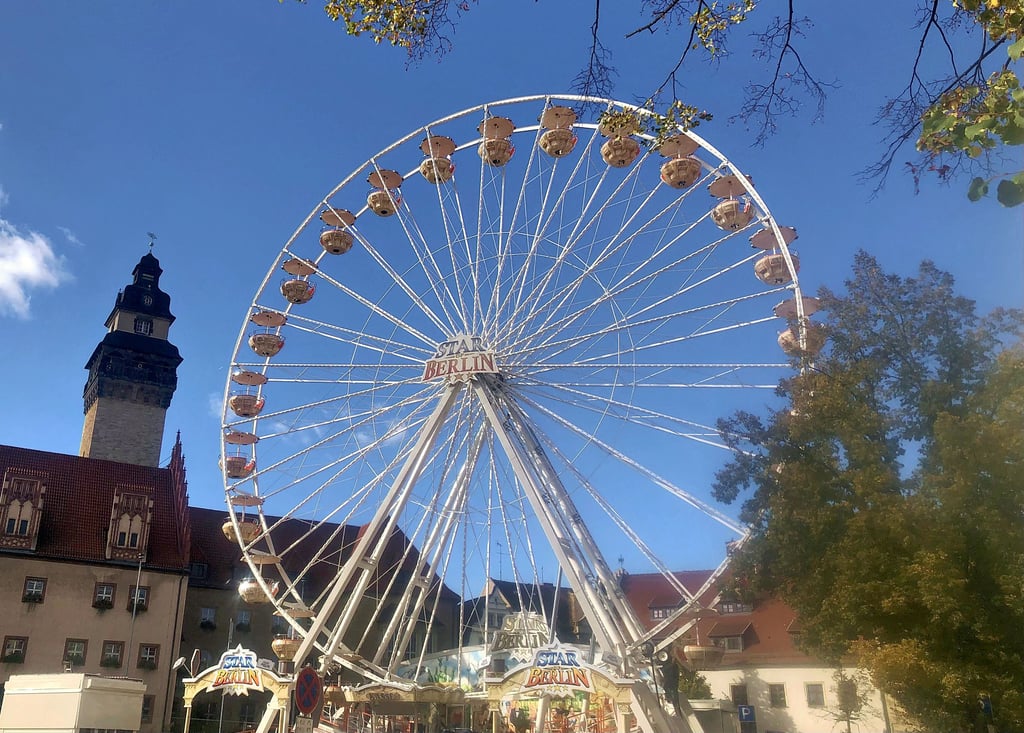 Das Riesenrad, immerhin stolze über 30 Meter hoch, steht bereits auf dem Altmarkt. Auch der „Rest“ nimmt allmählich Form an.