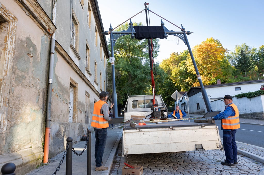 Das circa 180 Kilogramm schwere Portal der Drahtseilbahn wird nach fünfjähriger Planung am Wendischen Berg von der Firma Burggraf aufgestellt.