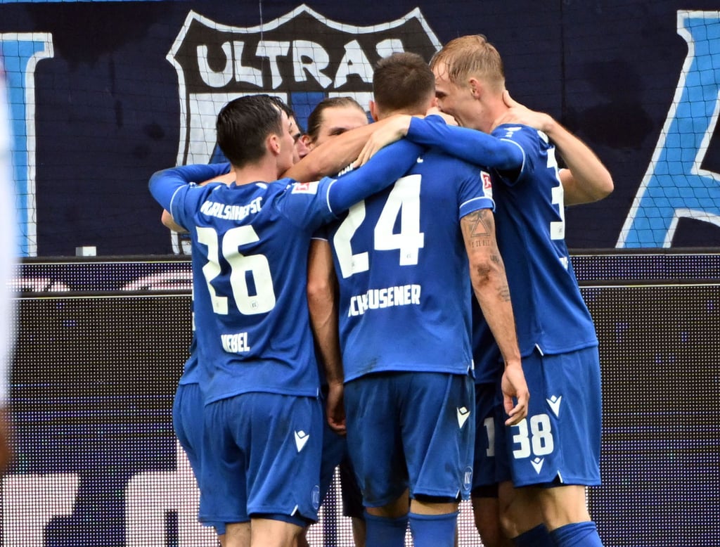 Die Karlsruher feiern den Sieg gegen Nürnberg.