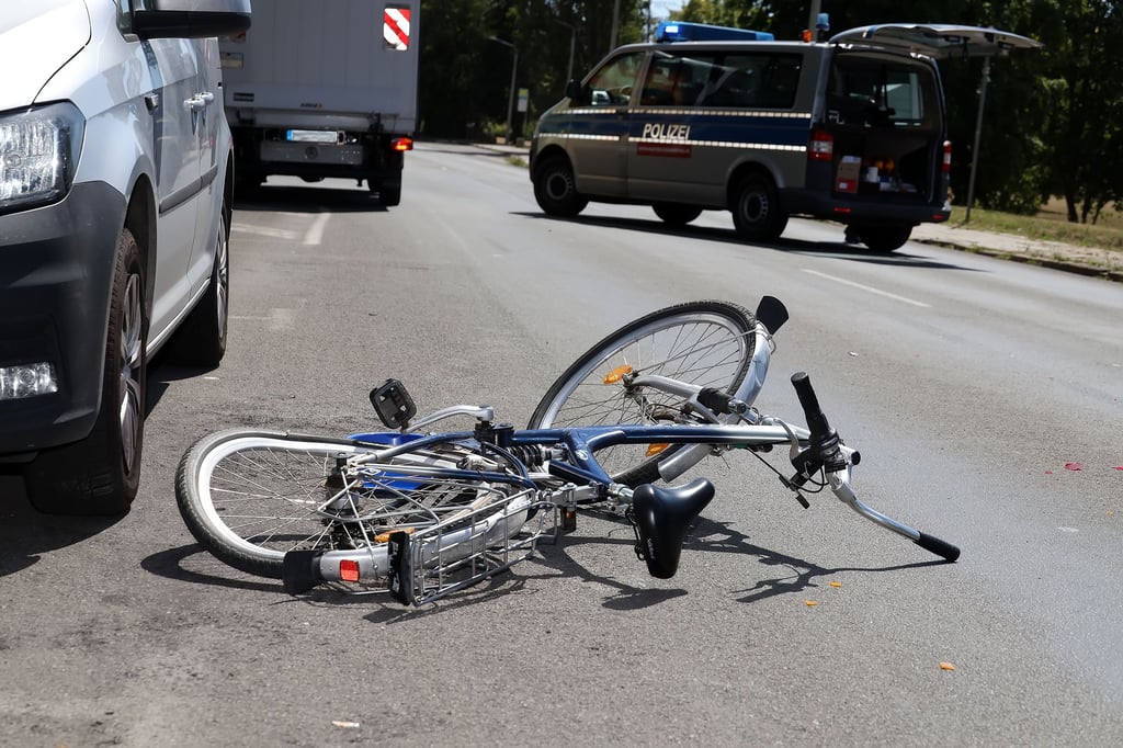 Ein verbeultes Rad liegt nach einem Unfall auf der Straße.