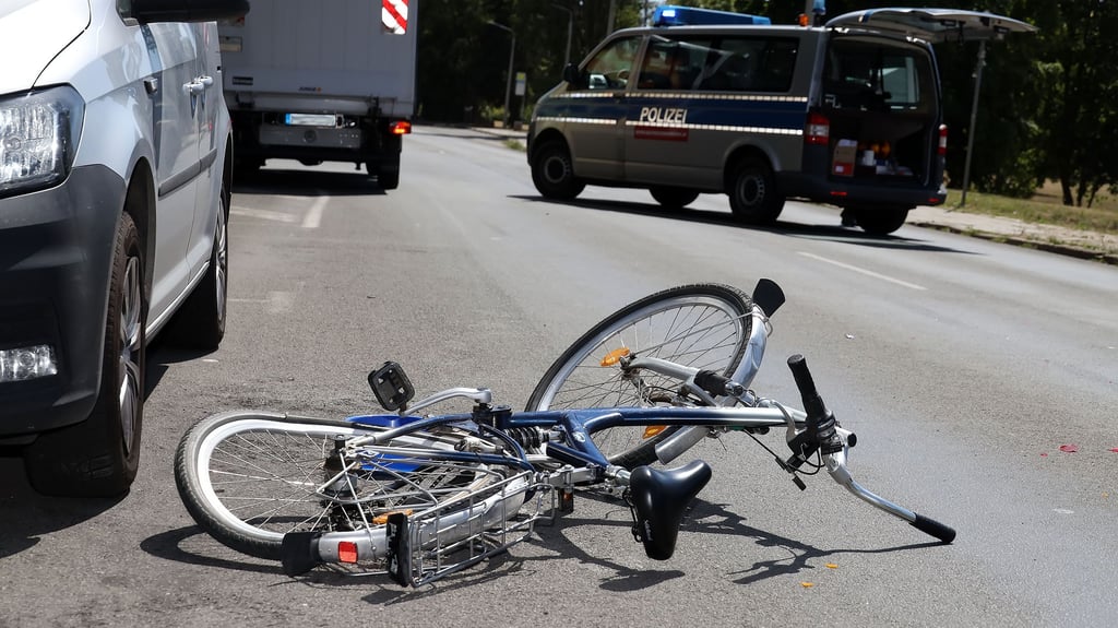 In Aken ist ein 83 Jahre alter Mann mit seinem Rad verunglückt. Er verstarb noch am Unfallort.