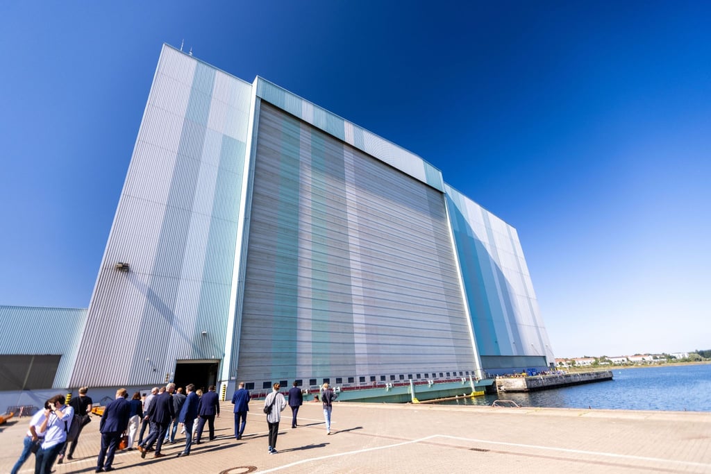 Die Dockhalle mit dem geschlossenen riesigen Rolltor. Dahinter liegt die „Global One“.