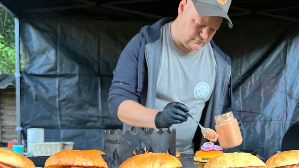 Enriko Hüber hat einen Foodblog bei Instagram und Facebook namens „foodxperience 2.0“. Darin zeigt er sein eigenes Können beim BBQ.