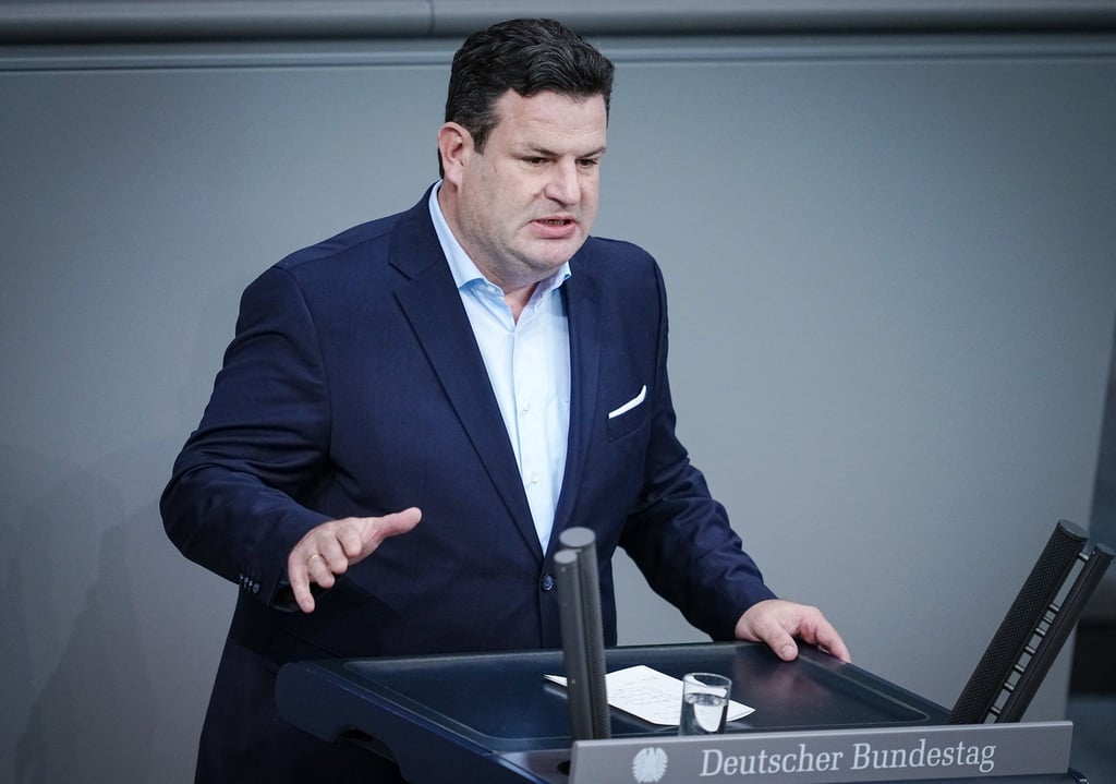 Bundesarbeitsminister Hubertus Heil spricht im Bundestag zu den Abgeordneten.