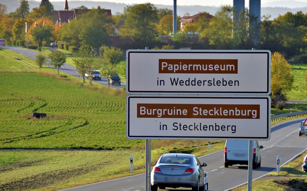 Die Schilder des einheitlichen Leitsystems weisen Touristen im gesamten Harz den Weg.